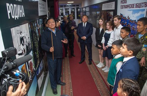 В канун Дня защиты детей Владислав Ховалыг встретился со школьниками из Луганской Народной Республики и Тувы