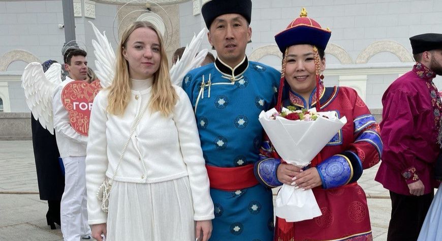 Молодая пара из Тувы прошлась на шествии молодожёнов на выставке-форуме «Россия» на ВДНХ