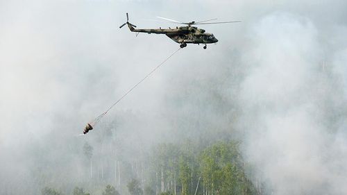 Военные вертолеты помогают в тушении лесных пожаров в Туве