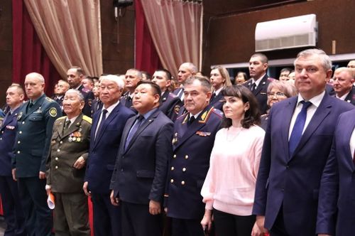 Иштики херектер ажылдакчызының хүнүнде шылгарааннага шаңналдарны тывыскан