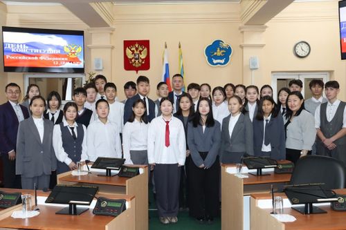 Школьники Кызыла узнали о Конституции и гражданских обязанностях от депутата Верховного Хурала