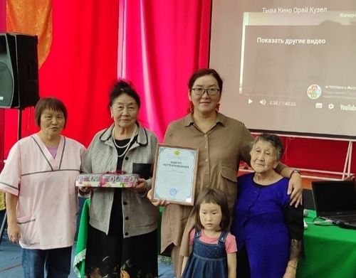 Аныяк чогаалчы чаа номун дазылга бажыңынга белекке берген