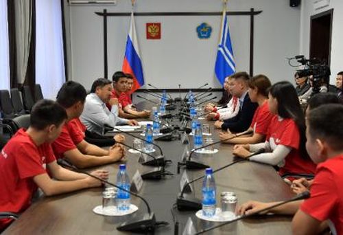 Глава Тувы встретился с региональным активом добровольческого движения «Волонтёры-медики»