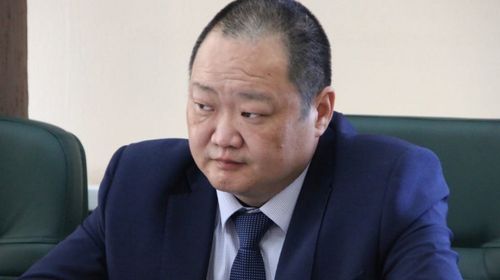 Анатолий Югай: "Благодаря совместным усилиям правительства республики и минздрава из Тувы стало уезжать меньше врачей"