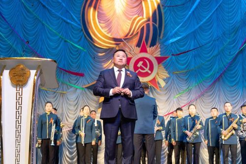 Глава Тувы Владислав Ховалыг вручил памятные медали ветеранам ВОВ