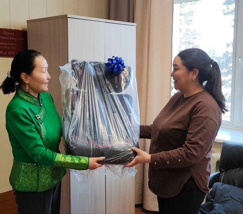 Сотрудники Миндортранс РТ продолжают вручать автокресла многодетным семьям