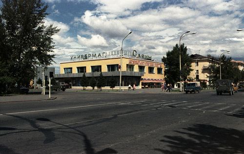 ПОПУГАИ В УНИВЕРМАГЕ "САЯНЫ"