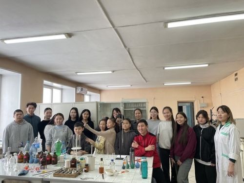 Учащиеся гимназии № 5 и школы № 12 посетили лабораторию физико-химических исследований ТувГУ