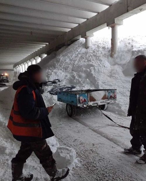 Снежные лавины сходят на противолавинной галерее возле Ергаков