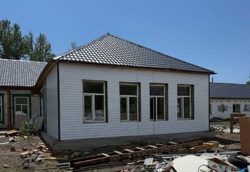 В селе Бора-Тайга продолжается ремонт местной школы