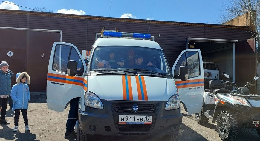 Воспитанники Центра социальной помощи семье и детям города Кызыла примерили на себя работу спасателя