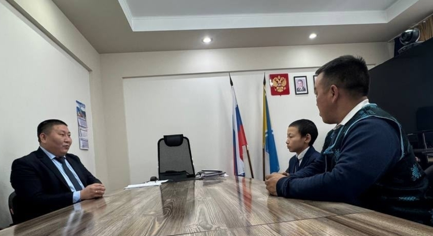 Үгер Донгак Чазак Даргазының оралакчызы-биле ужурашкан