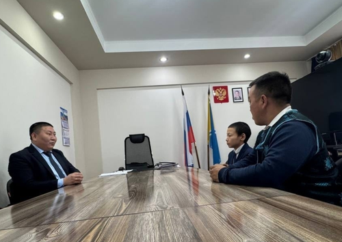 Үгер Донгак Чазак Даргазының оралакчызы-биле ужурашкан