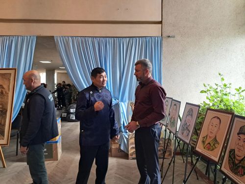 В Свердловске открыли выставку работ художника Балгана Радомира в честь годовщины волонтерского пункта