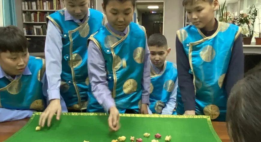 Школьников Кызыла познакомили с тувинскими национальными играми