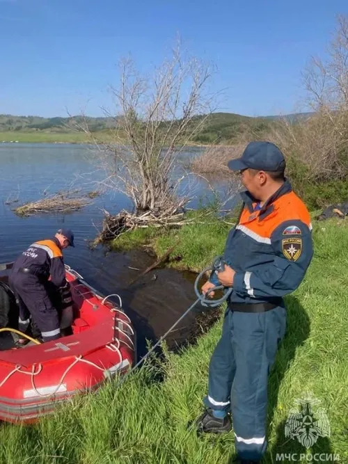 На озере в Пий-Хемском районе Тувы утонули двое человек, сообщает в социальных сетях ГУ МЧС России по Туве.