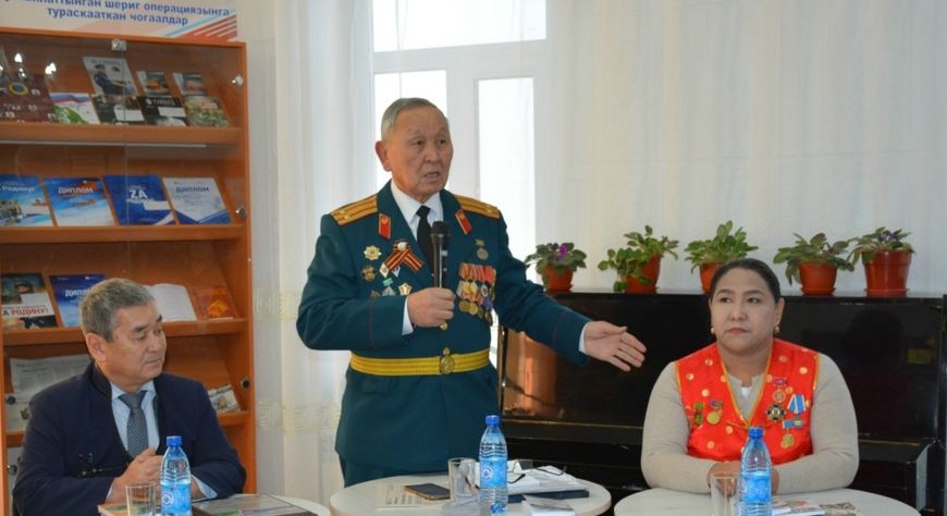 Тываның эрес-дидим дайынчыларының дугайында бижип турар чогаалчылар-биле ужуражылга