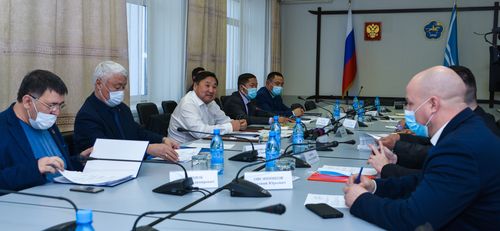 Глава Тувы встретился с представителями политических партий