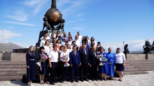 В Туве работников «Почты России» поздравили с юбилейной датой