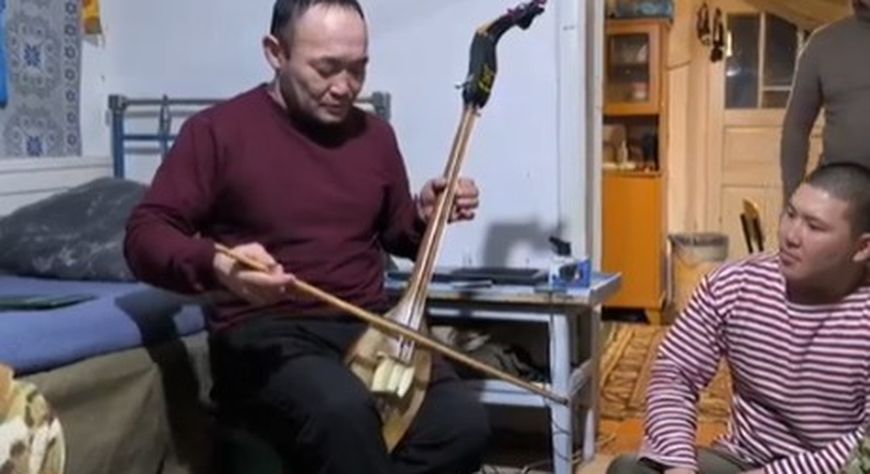 Артист из Тувы выступил перед военнослужащими в зоне СВО