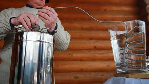 В России штраф за сбыт спиртосодержащей продукции домашнего изготовления может вырасти до 50 тыс. руб.