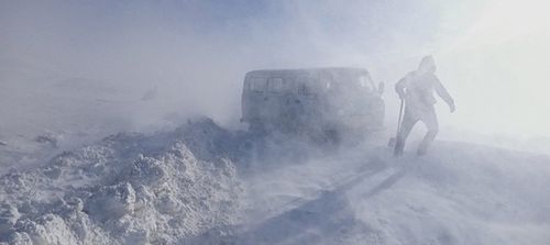 Снегопад затруднил движение транспорта в ряде районов Тувы