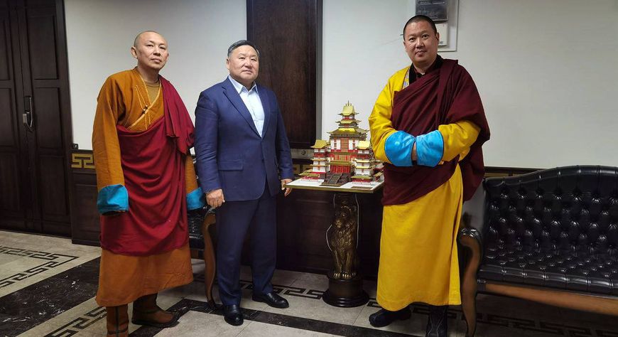 Владислав Ховалыг обсудил с Камбы-ламой Тувы подготовку к Международному буддийскому форуму