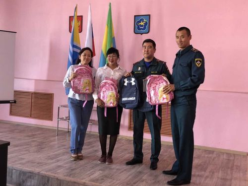 «Помоги собраться в школу»: 47 семей Тувы получили поддержку сотрудников МЧС