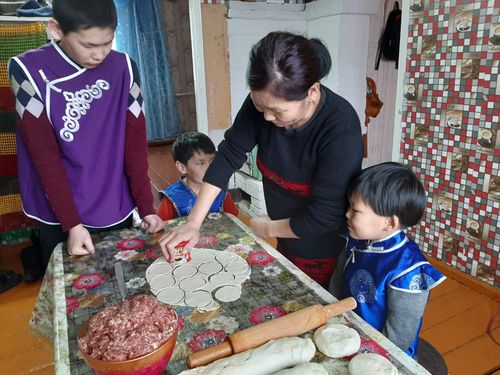 Давай налепим пельменей, мама!