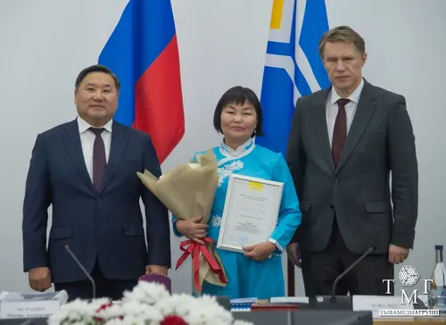 Михаил Мурашко вручил награды медицинским работникам Тувы