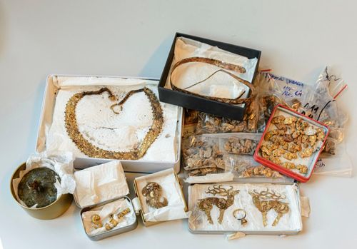 Уникальные находки из кургана Чинге-Тей 1 переданы в Государственный Эрмитаж