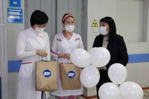 Первую партию подарков в рамках благотворительного проекта "Коробка храбрости" получили пациенты соматического отделения детской больницы Тувы