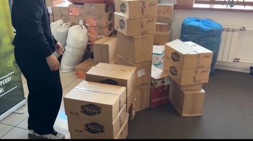 Молодёжь Тувы доставляет воду и питание для огнеборцев, участвующих в тушении лесных пожаров