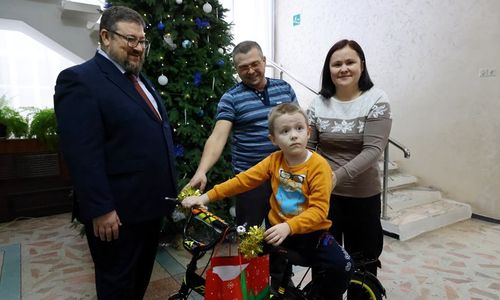 Продолжается акция «Ёлка желаний». Подарки от Анатолия Серышева получили ещё двое ребят из Сибири
