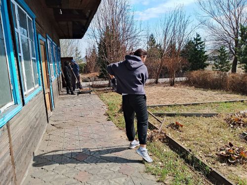 Студенты ТувГУ начинают высадку рассады овощей и цветов в Ботаническом саду