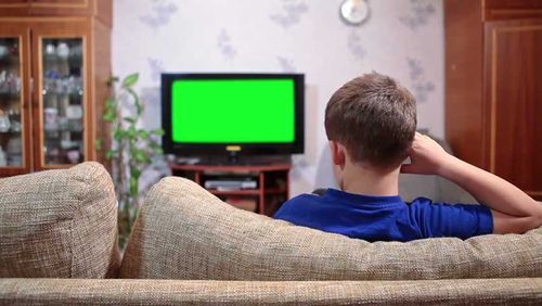 Няня, учитель и друг: как ТВ развлекает и просвещает школьников на каникулах