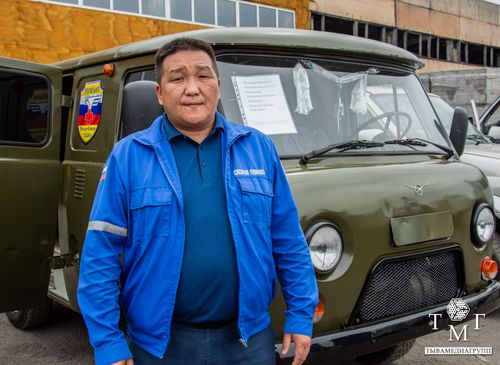 Сотрудники скорой медицинской помощи и медицины катастроф Тувы передали для 55-й бригады автомобиль высокой проходимости