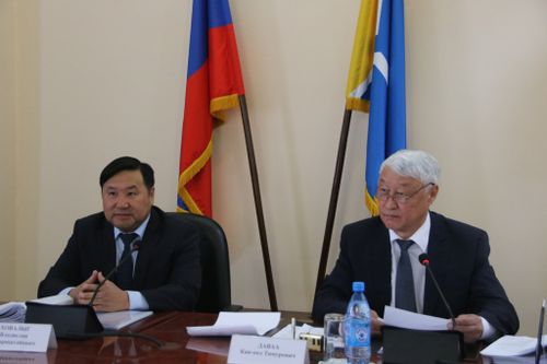 Врио Главы Тувы выступил на сессии Верховного Хурала Тувы