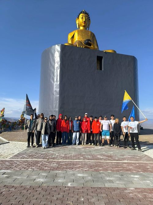 Волонтеры Тувы очистили от мусора гору Догээ и храм Цэчэнлинг