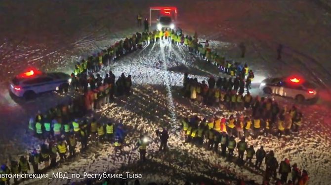 В Туве прошла акция "Ёлка безопасности": сотни детей и взрослых призвали стать заметнее на дорогах