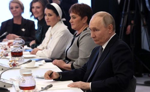 Президент России Владимир Путин встретился с женщинами – сотрудницами и социальными координаторами фонда «Защитники Отечества»