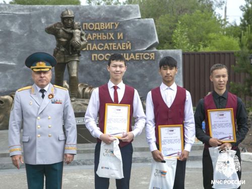 Школьникам из Тоджинского района вручили награды за спасение человека