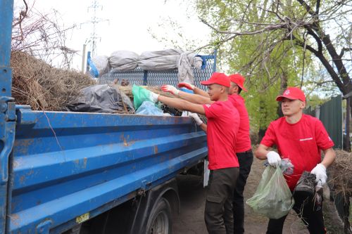 Общественники провели субботник на территории старого кладбища Кызыла