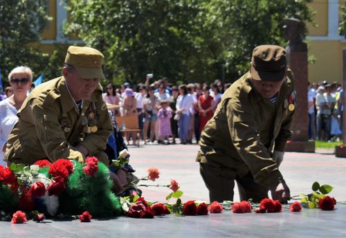 В Кызыле в День памяти и скорби на площади Победы возложили венки к Вечному огню
