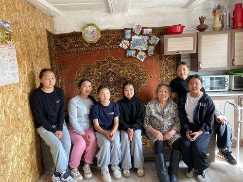 «Тимуровцы» Эрзинского района помогли ветеранам