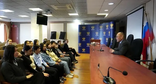 Школачылар-биле ужуражылгалар уламчылап турар