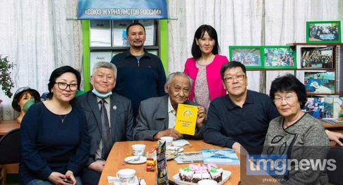 Немножко благотворители. ТМГ подарило газеты ветеранам