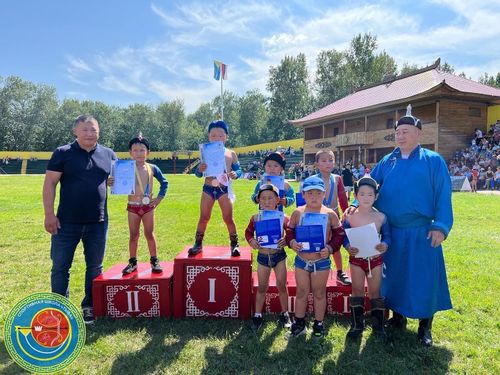 На стадионе «Хуреш» проходит первенство Тувы по национальной борьбе хуреш