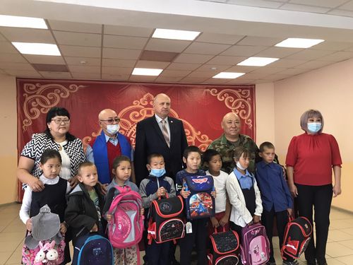 К АКЦИИ "ПОМОГИ СОБРАТЬСЯ В ШКОЛУ" ПРИСОЕДИНИЛИСЬ ЧЛЕНЫ СТОРОННИКОВ  "ЕДИНОЙ РОССИИ"