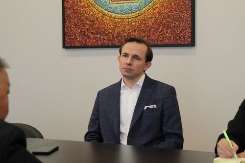 Бөгүн Тывада Красноярскиниң академиктиг симфониктиг оркестриниң дирижёру Михаил Мосенков чедип келген.